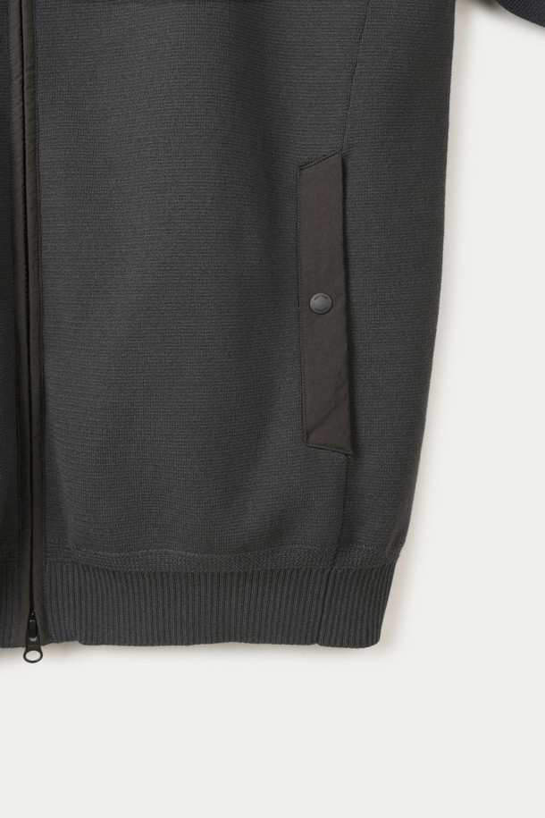 부드러운 면 소재로 제작되어 편안한 착용감을 선사하는 여성용 하이브리드 후디 가디건입니다. 가을과 겨울에 따뜻하게 입을 수 있으며, 일상복으로 활용하기 좋은 캐주얼하고 베이직한 디자인입니다. 레귤러핏으로 편안하게 떨어지는 핏과 후드 디자인이 특징이며, 집업 스타일로 간편하게 입고 벗을 수 있습니다. 무지 패턴의 블랙과 차콜 두 가지 색상으로 출시되어 다양한 스타일 연출이 가능하며, 포켓 디테일로 실용성을 더했습니다. 집콕룩, 캐주얼, 미니멀 스타일을 즐겨 입는 분들께 추천합니다.
