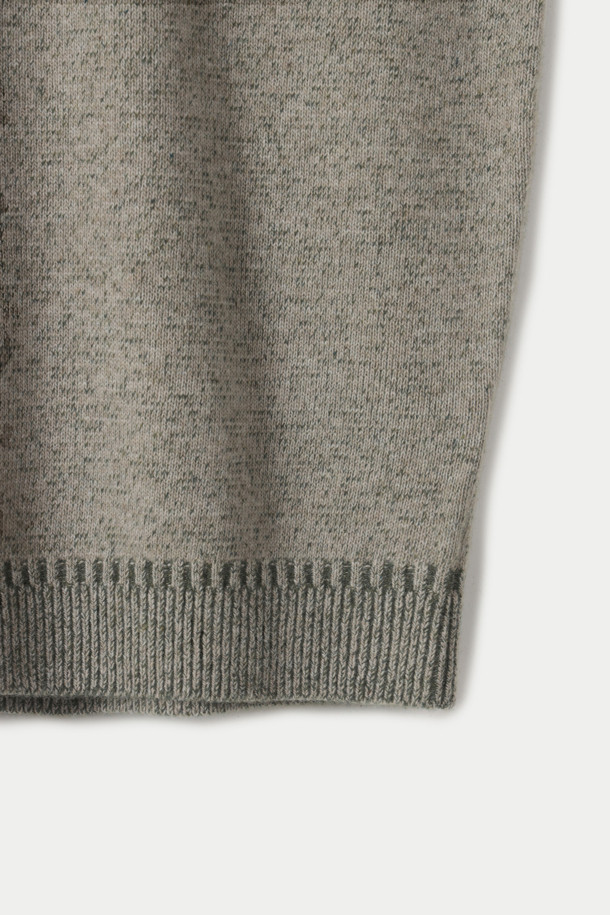 부드러운 울과 캐시미어 혼방 소재로 제작되어 포근한 착용감을 선사하는 이중우수 라운드 스웨터입니다. 톤온톤 배색의 투 톤 컬러 조직이 세련된 분위기를 연출하며, 밑단과 소맷단에 적용된 포인트 조직이 디자인의 완성도를 높입니다. 루즈핏으로 편안하게 착용 가능하며, 두꺼운 두께감으로 간절기부터 겨울까지 따뜻하게 입을 수 있습니다. 데일리룩, 집콕룩, 출근룩 등 다양한 상황에서 미니멀하고 클래식한 스타일을 연출해보세요. 아우터 안에 이너로 활용하기에도 좋습니다.
