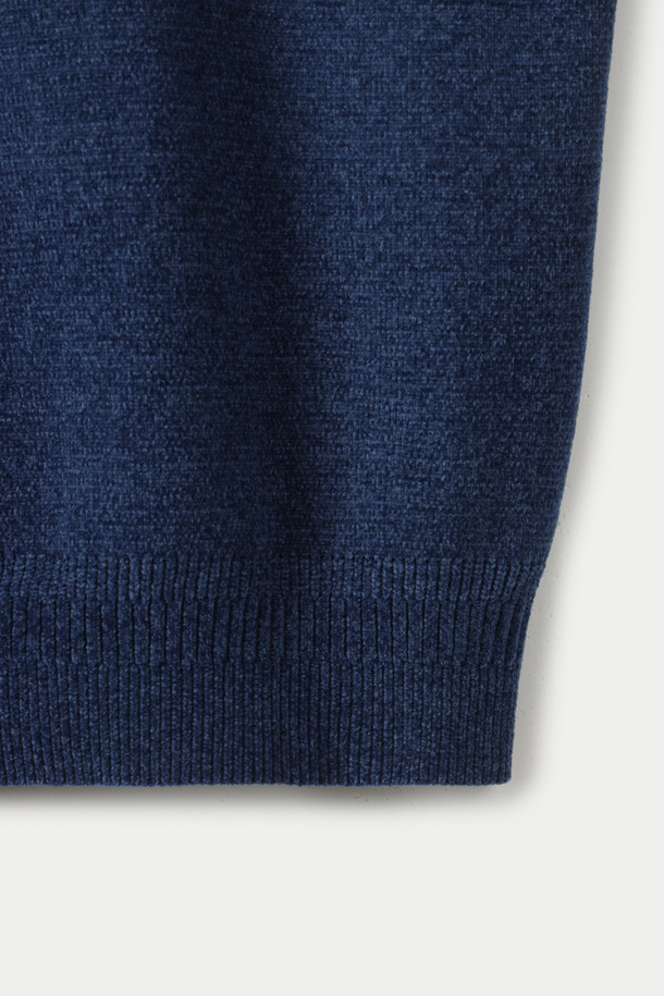 네이비 컬러의 셔닐 라운드 스웨터입니다. 부드러운 벨벳 터치 텍스처로 제작되어 포근하고 고급스러운 착용감을 선사하며, 가을과 겨울 시즌에 높은 보온성을 제공합니다. 은은한 투톤 컬러와 암홀 솔기라인의 티핑 배색 디테일이 돋보입니다. 루즈핏 라운드넥 디자인으로 편안하게 착용 가능하며, 형태 유지력이 뛰어나 오랫동안 변형 없이 즐길 수 있습니다. 베이직, 미니멀 스타일을 선호하는 분들께 데일리룩, 집콕룩, 모임룩으로 제안합니다.
