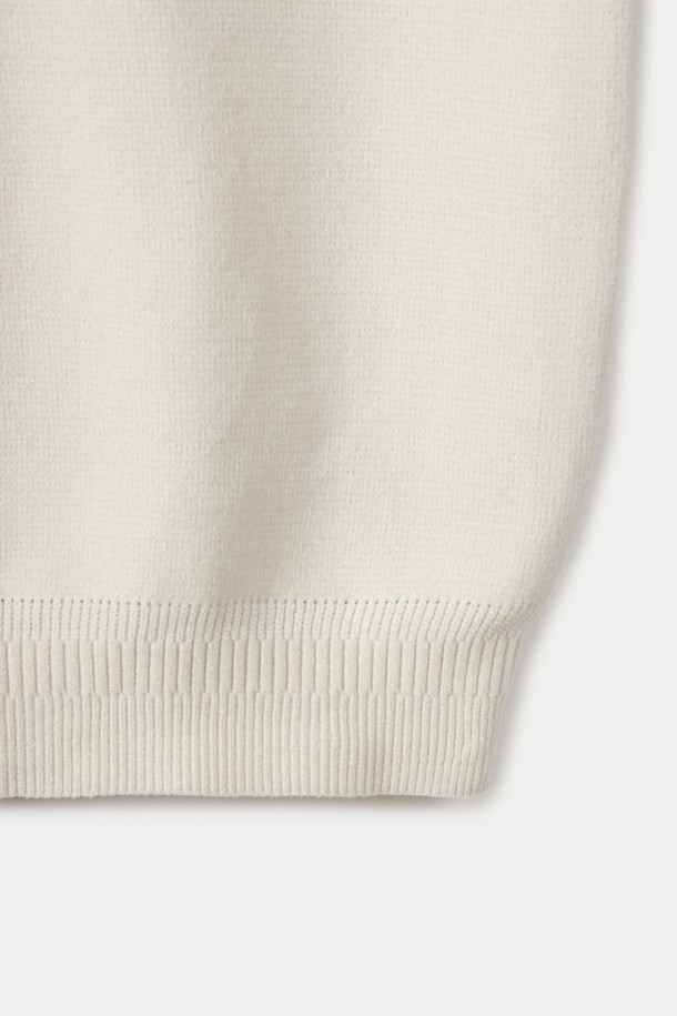 부드러운 셔닐 소재의 라운드 넥 스웨터입니다. 겨울철 데일리룩과 집콕룩에 활용하기 좋은 베이직 스타일의 아이템입니다. 벨벳 터치 텍스처와 은은한 투 톤 컬러가 특징이며, 암홀 솔기라인의 티핑 배색으로 포인트를 더했습니다. 루즈핏으로 편안한 착용감을 선사하며, 높은 보온성과 형태 유지력으로 오랫동안 따뜻하게 즐길 수 있습니다. 두꺼운 두께감으로 한겨울에도 따뜻하게 입을 수 있는 머스트 해브 아이템입니다.
