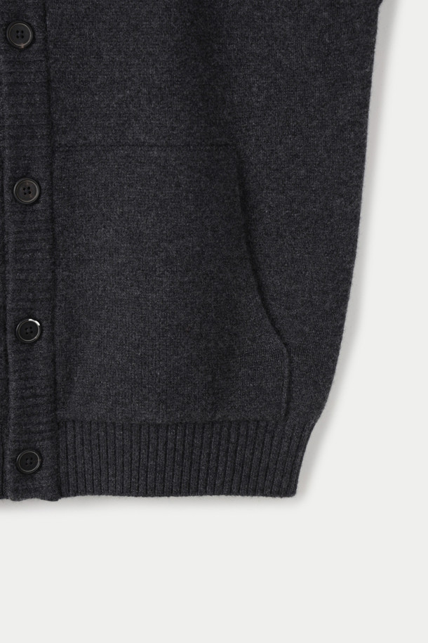 차콜 그레이 컬러의 버튼 라운드 가디건입니다. 울과 면 혼방 소재로 제작되어 부드러운 촉감과 두꺼운 두께감으로 따뜻하게 착용할 수 있습니다. 루즈핏 디자인과 긴 소매 기장으로 편안한 착용감을 선사하며, 데일리룩, 카페룩, 모임룩 등 다양한 TPO에 활용 가능합니다. 베이직, 미니멀, 클래식 스타일을 즐겨 입는 분들께 추천하며, 패치 포켓 디테일과 고급스러운 버팔로 혼 버튼이 특징입니다. 레이어링하여 사계절 내내 활용하기 좋습니다.
