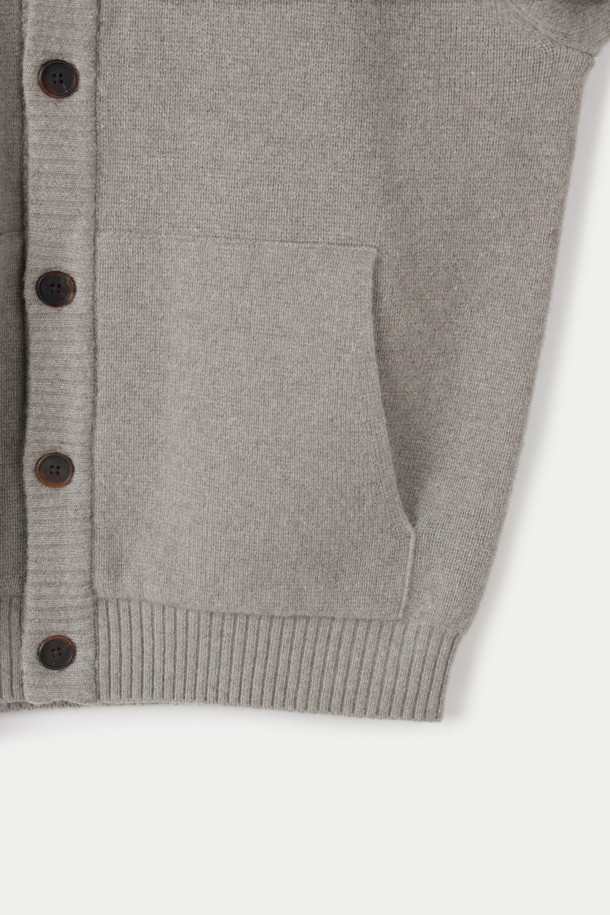 **버튼 라운드 가디건**

부드러운 울과 코튼 혼방 소재로 제작되어 포근한 착용감을 선사하는 버튼 라운드 가디건입니다. 톤 다운된 그레이 컬러와 베이직, 미니멀한 디자인으로 다양한 스타일 연출에 용이합니다. 넉넉한 루즈핏에 긴 소매 기장으로 편안함을 더하고, 두꺼운 두께감과 단단한 촉감, 그리고 버팔로 혼 버튼과 패치 포켓 디테일이 특징입니다. 사계절 내내 활용 가능하며, 형태 유지력이 우수하여 오랫동안 변형 없이 착용할 수 있습니다. 집콕룩, 산책룩 등 데일리 및 일상에서 클래식, 미니멀, 캐주얼 스타일로 코디하기 좋습니다.
