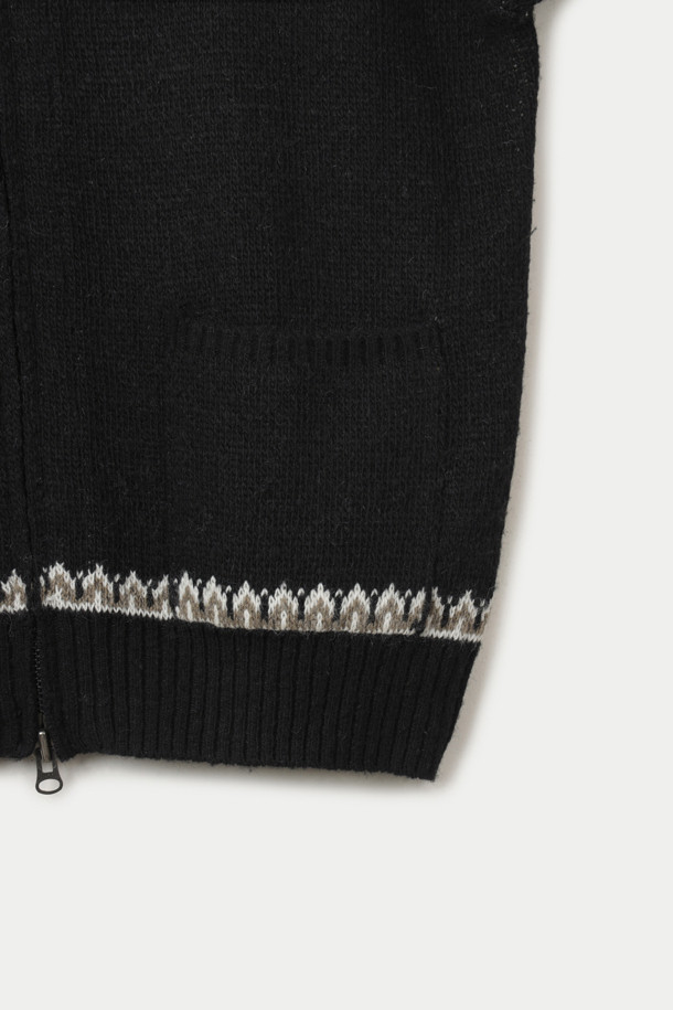 블랙과 화이트 컬러의 여성용 패턴 가디건입니다. 울 소재로 제작되어 부드러운 촉감을 선사하며, 가을과 겨울에 따뜻하게 착용할 수 있습니다. 노르딕 또는 기하학 패턴이 돋보이는 디자인으로, 라운드넥에 집업 방식의 긴소매 크롭 기장입니다. 캐주얼, 베이직 스타일로 출근룩이나 모임룩에 활용하기 좋으며, 지퍼 디테일이 포인트입니다.
