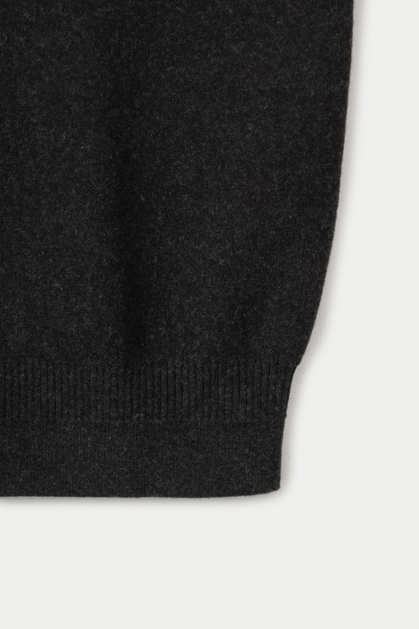 부드러운 울 혼방 소재로 제작된 블랙 컬러의 모크넥 스웨터입니다. 겨울철 출근룩, 미니멀, 클래식, 캐주얼 스타일을 연출하기에 적합합니다. 세미 루즈핏으로 편안한 착용감을 선사하며, 밑단과 소맷단 조직 변형으로 은은한 포인트를 더했습니다. 암홀 라인 솔기 디테일과 레이어드 착용이 용이하여 다양한 스타일링이 가능합니다. 긴 소매 기장의 무지 디자인으로 어떤 옷에도 쉽게 매치할 수 있습니다.
