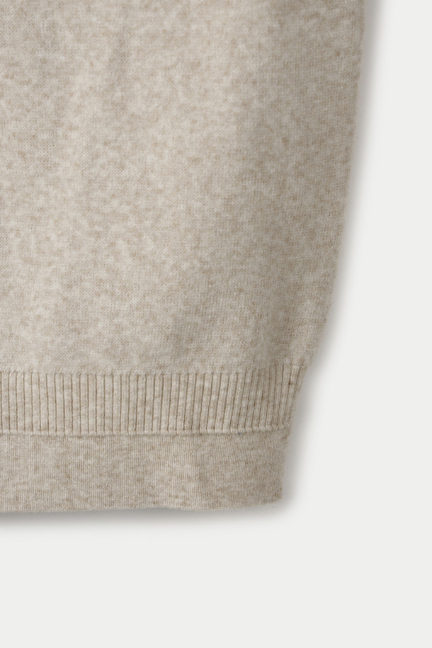 부드러운 울 혼방 소재의 모크넥 스웨터입니다. 베이직하고 미니멀한 스타일로, 겨울철에 따뜻하게 착용하기 좋습니다. 세미 루즈핏으로 편안한 착용감을 선사하며, 레귤러 기장으로 다양한 하의와 매치하기 용이합니다. 베이지와 그레이 두 가지 색상으로 출시되었으며, 밑단과 소맷단 조직 변형, 암홀 라인 솔기 디테일로 포인트를 더했습니다. 레이어드하여 더욱 스타일리시하게 연출할 수 있습니다.
