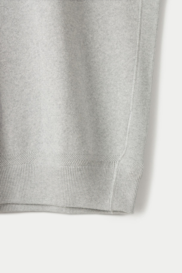 부드러운 촉감의 캐시미어 혼방 소재로 제작되어 포근함을 선사하는 그레이 컬러의 맨투맨 스웨터입니다. 간절기와 겨울철에 적합하며, 라운드넥과 루즈핏 디자인으로 편안한 착용감을 자랑합니다. 베이직한 스타일로 다양한 하의와 매치하여 미니멀, 클래식, 캐주얼 룩을 연출하기 좋습니다. 립 디테일과 밀도 있는 편직, 안정적인 형태감으로 스웻셔츠의 기본 구조를 잘 살렸습니다. 겨울 데일리룩, 집콕룩, 산책룩 등 TPO에 구애받지 않고 활용할 수 있는 데일리 아이템입니다.
