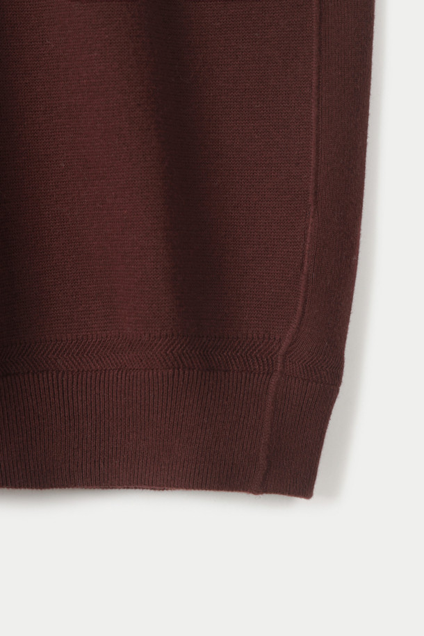 부드러운 면과 캐시미어 혼방 소재의 브라운 컬러 맨투맨 스웨터입니다. 간절기와 겨울철에 활용하기 좋은 적당한 두께감으로, 루즈핏의 편안한 착용감을 선사합니다. 라운드넥 디자인에 무지 패턴으로 제작되어 베이직하고 캐주얼한 스타일을 연출합니다. 스웻셔츠 구조를 기반으로, 옆선 립 디테일과 밀도 있는 편직, 안정적인 형태감을 갖춰 완성도를 높였습니다. 데일리룩, 집콕룩, 산책룩 등 다양한 TPO에 활용하기 좋은 아이템입니다.
