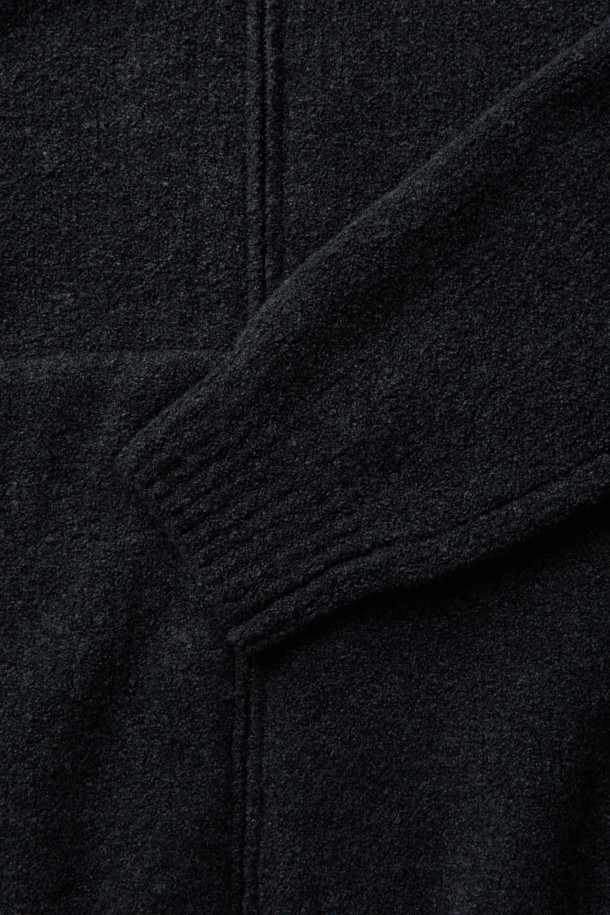 **부클레 니트 후디 집업**은 간절기부터 겨울까지 따뜻하게 입을 수 있는 캐주얼 스타일의 상의입니다. 부드러운 울 소재와 부클 패턴이 포근한 느낌을 주며, 루즈핏으로 편안한 착용감을 선사합니다. 블랙 컬러로 어떤 옷에도 쉽게 매치할 수 있으며, 긴 소매와 후드 디자인으로 보온성을 높였습니다. 편직된 스트링 끈과 리얼 가죽 팁 마감, 전면 포켓 디테일이 돋보이며, 집업 형태로 간편하게 입고 벗을 수 있습니다. 집콕룩, 산책룩 등 다양한 TPO에 활용하기 좋은 아이템입니다.
