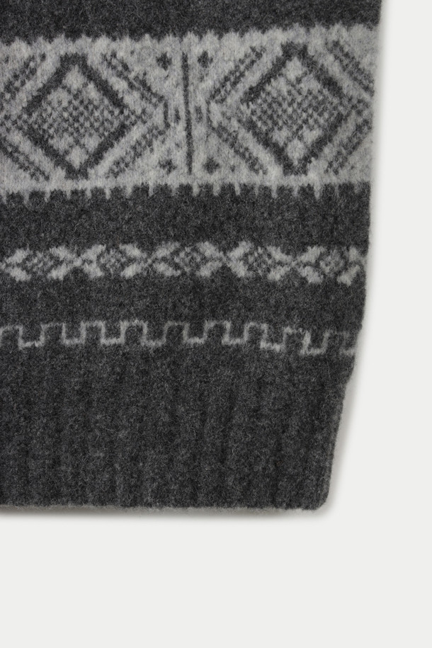 부드러운 울 소재와 두꺼운 두께감으로 따뜻함을 선사하는 윈터 패턴 스웨터입니다. 그레이와 차콜 컬러의 클래식한 색상 조합에, 페어아일 패턴이 더해져 포근한 분위기를 연출합니다. 세미루즈핏으로 편안하게 착용 가능하며, 레이어드 스타일링에도 용이합니다. 긴소매와 크루넥 디자인으로, 출근룩이나 모임룩 등 다양한 TPO에 활용할 수 있습니다. 부클 원사를 사용하여 적당한 볼륨감을 살린 것이 특징입니다.
