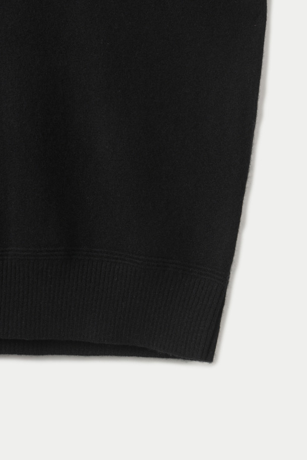 부드러운 캐시미어 소재의 블랙 터틀넥 스웨터입니다. 하이게이지 편직으로 제작되어 고급스러운 촉감과 핏을 선사하며, 레귤러핏으로 편안하게 착용 가능합니다. 두꺼운 두께감으로 가을, 겨울 시즌에 따뜻하게 입을 수 있으며, 엘보우 패치 디테일과 뒷판 네크라인 조직 포인트로 디자인의 완성도를 높였습니다. 클래식, 미니멀, 시크 스타일 연출에 적합하며, 겨울 데일리룩, 오피스룩, 모임룩 등 다양한 TPO에 활용할 수 있습니다. 보온성이 우수하여 추운 날씨에도 따뜻함을 유지해 줍니다.
