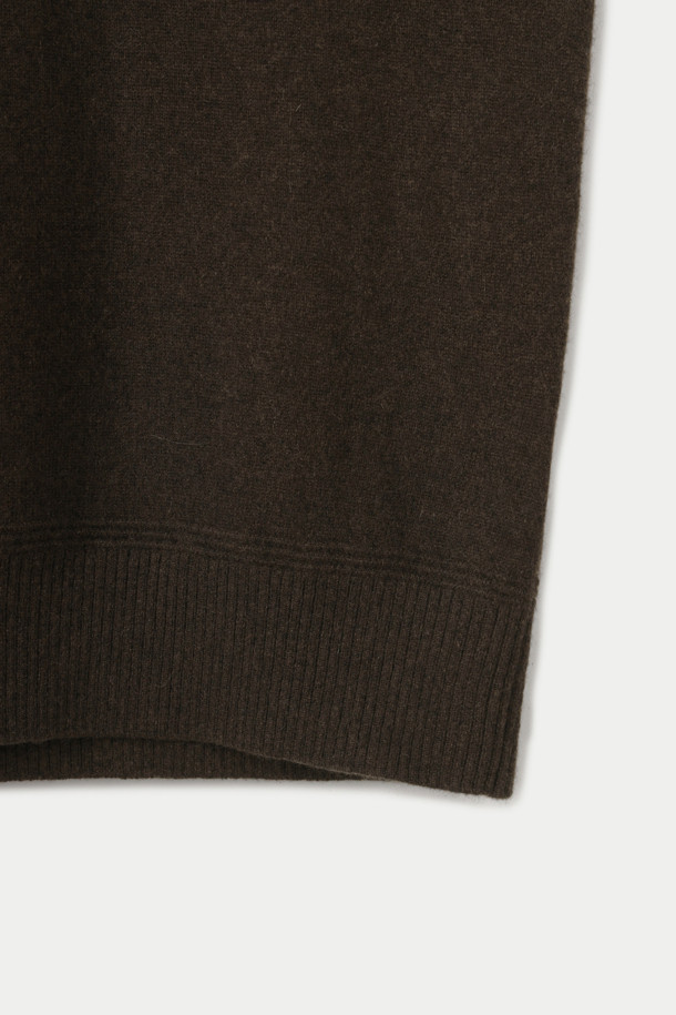 부드러운 촉감의 캐시미어 터틀넥 스웨터입니다. 고품질 캐시미어 100% 소재로 제작되어 가을, 겨울 시즌 따뜻하고 포근하게 착용할 수 있습니다. 베이직하고 클래식한 스타일로 다양한 룩에 활용하기 좋으며, 레귤러 핏으로 편안한 착용감을 선사합니다. 엘보우 패치 디테일과 뒷판 네크라인 조직 포인트가 돋보이며, 두꺼운 두께감으로 보온성을 높였습니다. 겨울 데일리룩, 오피스룩, 모임룩 등 클래식하고 미니멀한 스타일을 연출하기 좋습니다.
