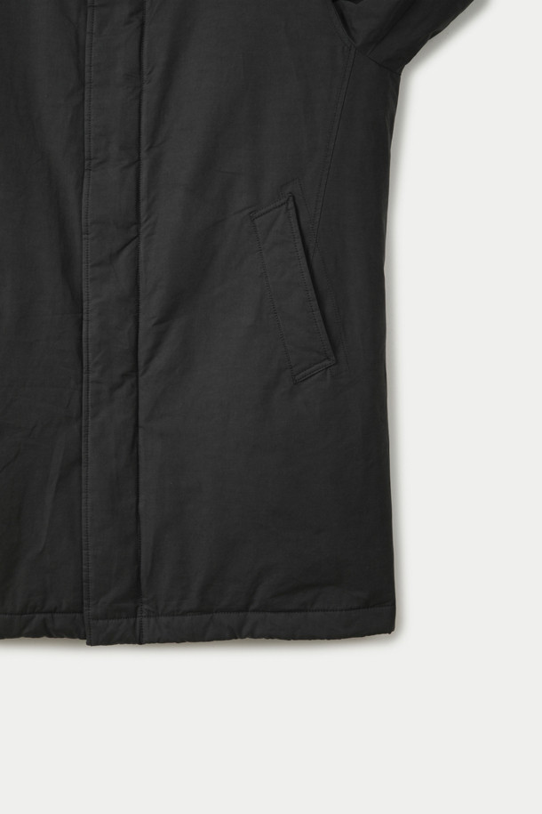 구스다운 맥코트는 겨울철 추위를 완벽하게 막아주는 남녀 공용 아우터입니다. 심플하고 미니멀한 블랙 컬러의 무지 디자인으로 어떤 스타일에도 쉽게 매치할 수 있습니다. 롱 기장의 레귤러핏으로 제작되었으며, 지퍼와 스냅 이중 여밈 방식으로 더욱 따뜻하게 착용 가능합니다. 가볍고 부드러운 구스다운 소재에 두꺼운 두께감으로 보온성을 극대화했으며, 하단 슬릿과 포켓 안감 디테일로 편안함까지 더했습니다. 겨울 데일리룩, 출근룩, 모임룩 등 다양한 TPO에 클래식, 미니멀, 시크한 무드로 연출해보세요.
