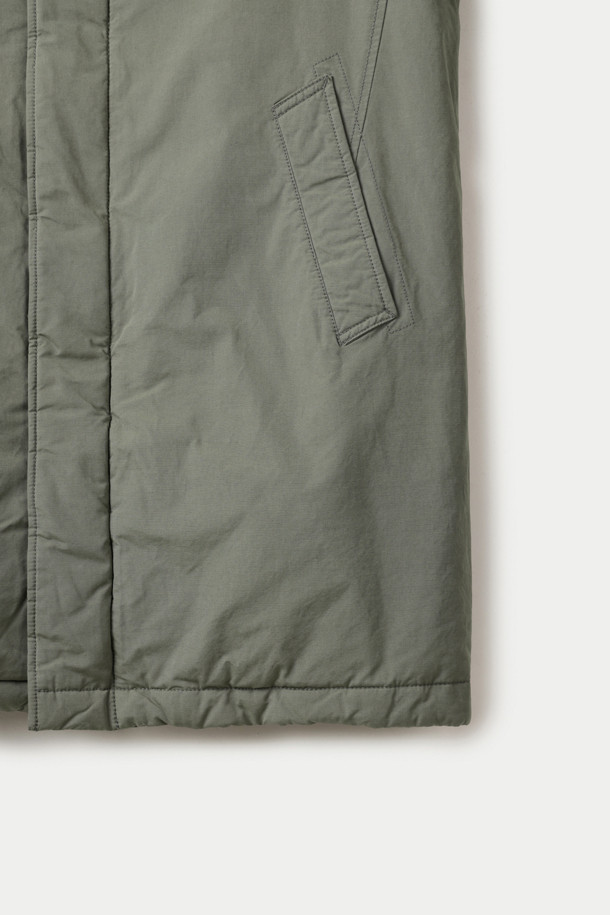 겨울철 따뜻함을 책임질 구스다운 맥코트입니다. 부드러운 촉감의 구스다운 소재와 두꺼운 두께감으로 한겨울에도 든든하게 착용할 수 있습니다. 베이직한 디자인에 카키 컬러와 무지 패턴으로 어떤 스타일에도 쉽게 매치할 수 있습니다. 맥시 기장의 레귤러핏으로, 하단 슬릿, 이중 여밈, 포켓 디테일이 돋보입니다. 스냅과 지퍼로 여밀 수 있어 편안하게 스타일링할 수 있으며, 데일리룩, 출근룩, 모임룩 등 다양한 TPO에 활용 가능합니다. 클래식, 미니멀, 캐주얼 등 어떤 무드에도 잘 어울리는 매력적인 아우터입니다.
