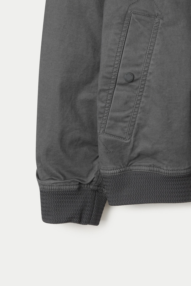 워싱 집업 블루종 점퍼는 캐주얼 스타일의 남성용 아우터입니다. 부드러운 면 소재에 워싱 가공을 더해 자연스러운 멋을 살렸으며, 봄, 가을에 착용하기 좋습니다. 레귤러핏으로 편안한 착용감을 제공하며, 무지 디자인에 밴딩 디테일과 포켓으로 실용성을 더했습니다. 블루 컬러의 긴소매 집업 스타일로, 일상에서 간편하게 활용하기 좋습니다.
