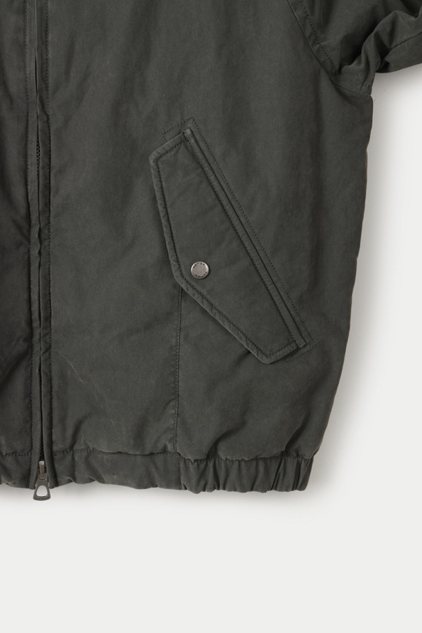 코듀로이 믹스 래글런 점퍼는 가을, 겨울 시즌 남성 고객을 위한 두꺼운 두께감의 점퍼입니다. 베이직하고 캐주얼한 스타일로 일상에서 편안하게 착용하기 좋으며, 칼라와 양옆 플랩, 소맷단 배색 디테일이 돋보입니다. 래글런 소매 디자인으로 활동성을 높였으며, 패딩 충전재와 안감으로 보온성을 더했습니다. 밑단 밴딩과 소맷단 2 스냅 버튼으로 안정적인 착용감을 제공합니다. 카키 컬러의 무지 디자인으로 다양한 스타일의 연출이 가능하며, 겨울 데일리룩, 산책룩, 여행룩에 활용하기 좋습니다.
