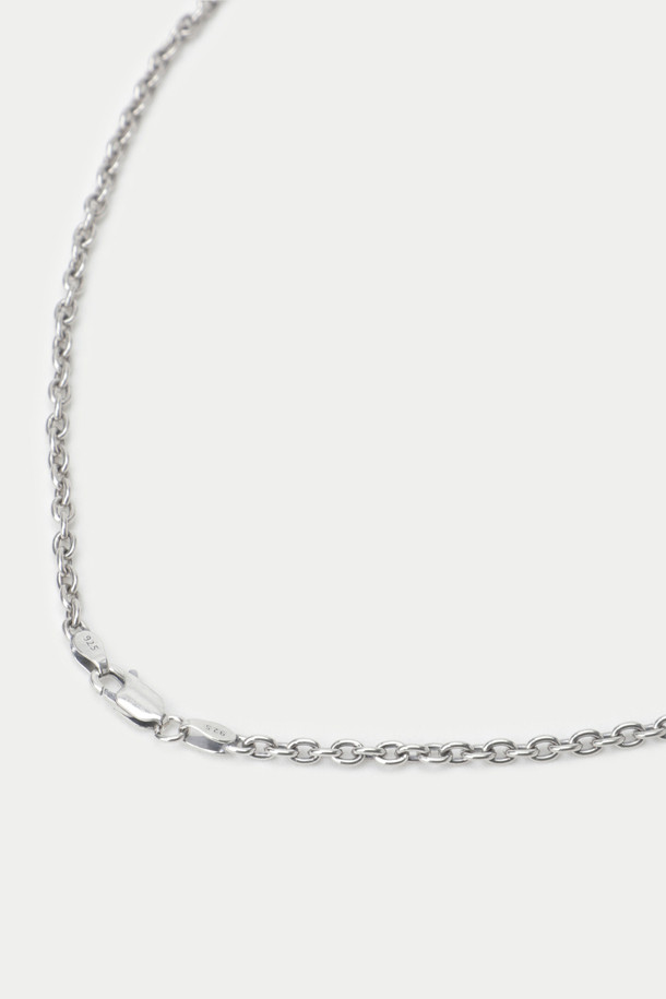 NORTH WORKS N-410 목걸이는 빈티지 에스닉 스타일을 선호하는 분들을 위한 실버 네크리스입니다. 925 실버 체인과 900 실버 펜던트가 사용되었으며, 깃털과 터키석, 빈티지 아메리칸 코인 장식이 섬세하게 조화를 이룹니다. 수공예로 제작되어 독특한 매력을 더하며, 여행룩, 휴가룩, 리조트룩 등 다양한 TPO에 활용하기 좋습니다. 레트로 무드를 즐기는 스타일에 포인트를 더해 개성 있는 스타일을 연출해보세요.
