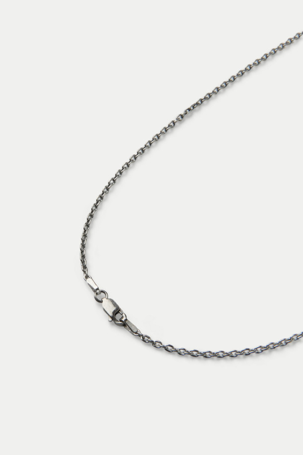 NORTH WORKS NECKLACE N-655는 미니멀하고 베이직한 스타일의 목걸이입니다. 실버925 체인과 900 실버 펜던트, 오닉스 원석 장식의 조화가 돋보이며, 데일리룩과 모임룩에 모두 잘 어울립니다. 실버와 블랙 두 가지 컬러로 제공되며, 사이즈 조절이 가능하여 편안하게 착용할 수 있습니다. 수제작으로 제작되어 높은 퀄리티를 자랑하며, 다른 목걸이와 레이어드하여 더욱 개성 있는 스타일을 연출할 수 있습니다.
