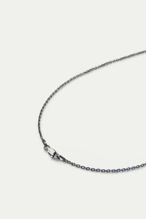 NORTH WORKS NECKLACE N-617b (노스 웍스 네크리스 N-617b)는 900 실버와 브라스 소재로 제작된 공용 목걸이입니다. 빈티지 코인과 스마일 펜던트가 특징이며, 클래식, 미니멀, 레트로 스타일을 연출합니다. 체인 길이를 조절하여 다양한 스타일링이 가능하며, 레이어드하여 개성 있는 연출도 가능합니다. 데이트룩, 모임룩, 소개팅룩 등 다양한 TPO에 활용하기 좋습니다.
