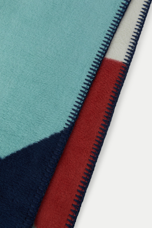 낭가 멀티 컬러 릿지라인 코튼 블랭킷 S는 면 80%, 폴리에스터 20% 혼방 소재로 제작되어 부드러운 촉감을 자랑합니다. 두꺼운 두께감으로 보온성을 높였으며, 낭가파르바트 산맥을 모티브로 한 프린트 패턴이 특징입니다. 멀티컬러, 터콰이즈, 레드, 네이비 등 다채로운 색상으로 구성되어 있으며, 더블 자카드 직조 방식으로 제작되었습니다. 침대나 소파 커버로 활용 가능하며, 미니멀한 스타일을 추구하는 분들께 적합한 싱글 사이즈 블랭킷입니다.
