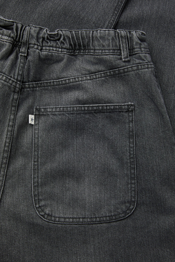 FIVER(파이버) 워싱 루즈핏 데님은 편안함과 스타일을 모두 갖춘 데님 팬츠입니다. 블랙 컬러에 워싱 처리와 페이드 아웃 디테일로 빈티지한 매력을 더했습니다. 넉넉한 루즈핏과 일자핏으로 체형에 구애 없이 편안하게 착용 가능하며, 탄탄한 면 소재로 제작되어 튼튼합니다. 허리 밴딩과 스트링, 사이드 및 백 포켓, 지퍼 여밈 디테일로 실용성을 높인 캐주얼 스타일의 데님 팬츠입니다. 일상 속에서 미니멀한 스타일을 연출하기 좋습니다.
