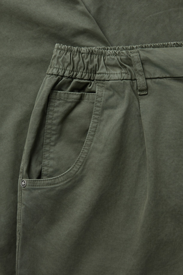 FIVER(파이버) 이지 턱 배기 팬츠는 캐주얼, 미니멀, 클래식 스타일을 즐기는 남녀 모두를 위한 아이템입니다. 봄, 가을에 어울리는 면, 스판덱스 혼방 소재의 긴 기장 바지로, 편안한 배기핏을 선사합니다. 허벅지 부분은 여유롭고 밑단은 테이퍼드 디자인으로, 웨이스트 밴딩과 스트링으로 허리 사이즈를 조절할 수 있습니다. 무지 디자인에 카키 컬러로, 출근룩이나 산책룩 등 다양한 TPO에 활용 가능하며, 사이드 포켓과 힙 포켓으로 실용성을 더했습니다. 버튼과 지퍼 여밈으로 깔끔하게 마무리되었습니다.
