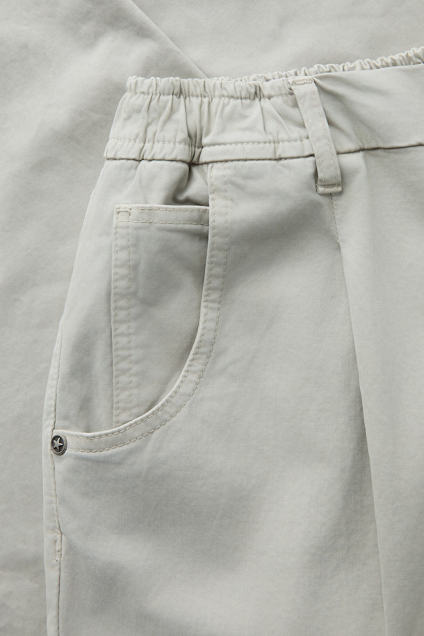 FIVER (파이버) 이지 턱 배기 팬츠는 캐주얼, 미니멀, 클래식 스타일을 아우르는 활용도 높은 바지입니다. 면과 스판덱스 혼방 소재로 제작되어 탄탄한 촉감과 편안한 착용감을 선사합니다. 허벅지 부분은 여유 있고 밑단은 테이퍼드 디자인으로 트렌디한 배기핏을 연출하며, 웨이스트 밴딩과 스트링으로 허리 사이즈를 조절할 수 있습니다. 무지 디자인에 그레이 컬러로 출시되어 다양한 상의와 쉽게 매치할 수 있으며, 버튼/지퍼 여밈, 사이드 포켓, 힙 포켓으로 실용성을 더했습니다. 봄, 여름, 가을 시즌에 일상복으로 편안하게 즐겨 입기 좋습니다.
