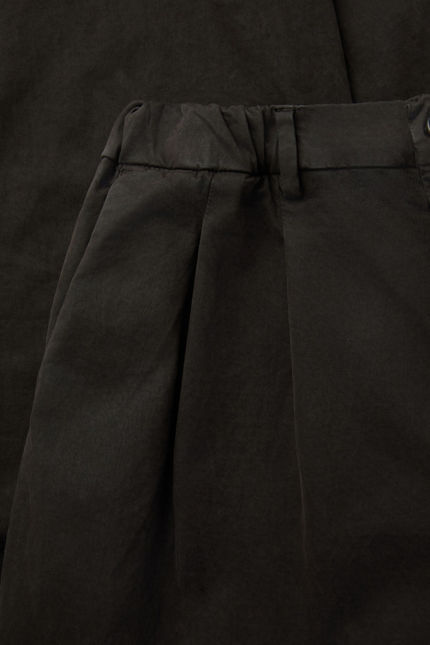 FIVER(파이버) 턱 루즈 핏 팬츠는 일상과 출근룩, 비즈니스 캐주얼에 모두 활용 가능한 베이직 스타일의 바지입니다. 면과 스판덱스 혼방 소재로 제작되어 편안한 착용감을 제공하며, 루즈핏과 일자핏으로 디자인되어 어떤 체형에도 자연스럽게 어울립니다. 무지 디자인에 블랙 컬러로, 미니멀, 클래식, 캐주얼 등 다양한 스타일을 연출하기 좋습니다. 허리 부분은 웨이스트 밴딩 처리되어 편안함을 더했으며, 투턱 디테일로 포인트를 주었습니다.
