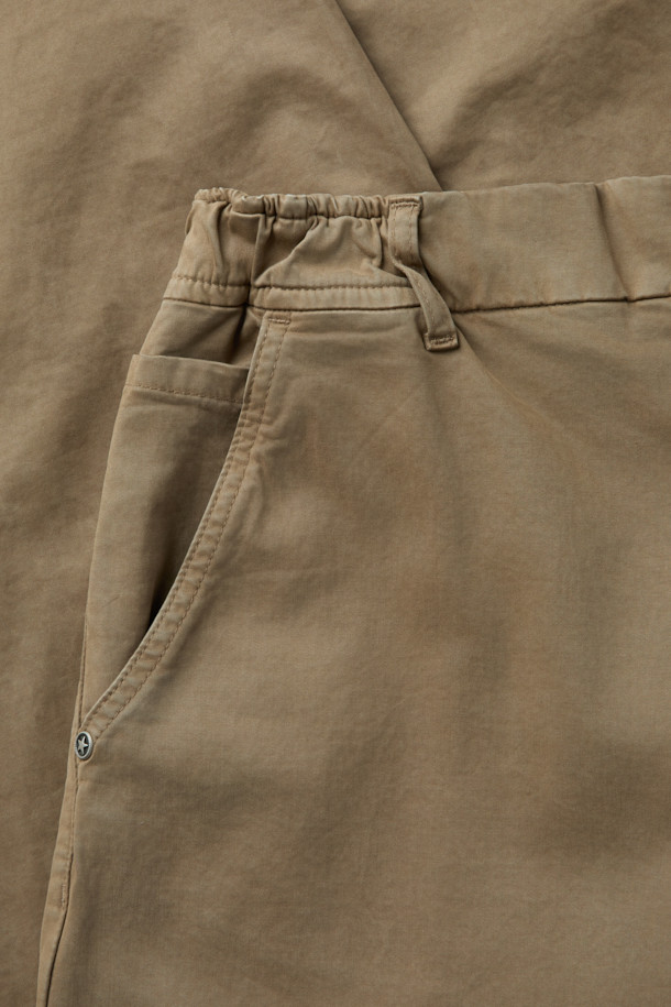 FIVER(파이버) 루즈핏 팬츠는 베이직하고 캐주얼한 스타일로, 일상에서 편안하게 착용하기 좋은 바지입니다. 면과 스판덱스 혼방 소재로 제작되어 탄탄한 촉감을 제공하며, 사계절 내내 활용 가능합니다. 허리 스트링과 웨이스트 밴딩으로 편안한 착용감을 선사하며, 힙 포켓과 사이드 포켓이 실용성을 더합니다. 베이지와 카키 두 가지 색상으로 출시되어 다양한 상의와 매치하기 좋습니다. 여행룩이나 산책룩으로 활용하여 캐주얼하고 미니멀한 스타일을 완성해보세요.
