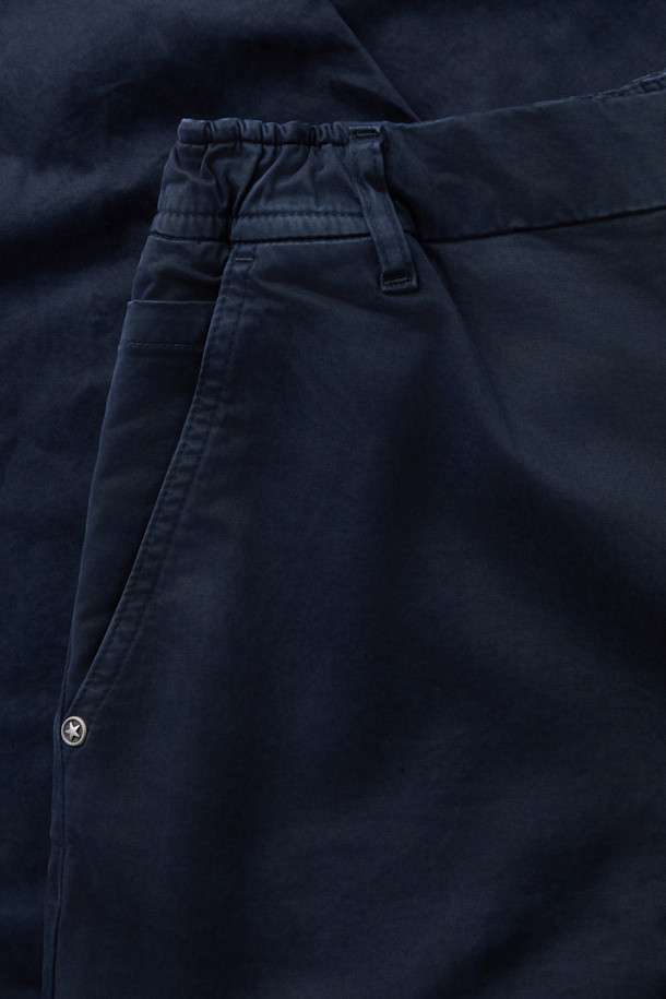 FIVER (파이버) 루즈핏 팬츠는 편안함과 스타일을 동시에 잡은, 일상생활에 최적화된 바지입니다. 네이비 색상으로 어떤 상의와도 쉽게 매치할 수 있으며, 사계절 내내 활용 가능한 실용성을 자랑합니다. 면과 스판덱스 혼방 소재로 제작되어 탄탄한 촉감과 편안한 착용감을 제공합니다. 루즈핏과 일자핏으로 디자인되어, 체형에 구애받지 않고 누구나 멋스럽게 소화할 수 있습니다. 허리 스트링과 웨이스트 밴딩, 사이드/힙 포켓, 버튼/지퍼 여밈 디테일로 실용성을 더했습니다. 여행, 산책 등 가벼운 활동 시 캐주얼하고 미니멀한 스타일을 연출해보세요.
