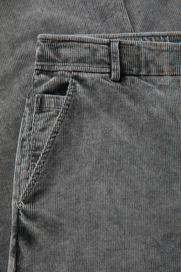 FIVER(파이버) 루즈핏 코듀로이 팬츠는 가을, 겨울 시즌에 어울리는 캐주얼하고 베이직한 스타일의 코듀로이 바지입니다. 부드러운 촉감의 코듀로이, 면, 스판덱스 혼방 소재로 제작되어 편안한 착용감을 선사하며, 루즈핏으로 활동성을 높였습니다. 밴딩 허리에 스트링 디테일로 편안함과 스타일을 동시에 잡았으며, 테이핑 마감으로 깔끔함을 더했습니다. 출근룩과 캠핑룩은 물론, 미니멀한 스타일 연출에도 활용하기 좋은 데일리 팬츠입니다. 색상은 그레이 한 가지입니다.
