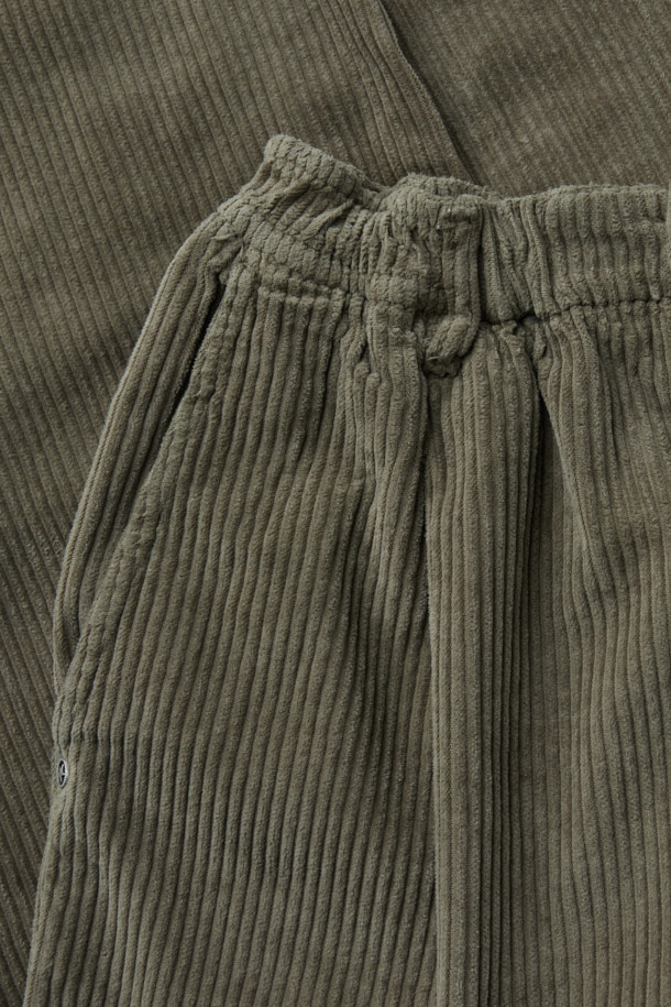 FIVER(파이버) 배기 코듀로이 팬츠는 가을, 겨울 시즌 남성분들의 캐주얼 스타일을 완성해 줄 코듀로이 팬츠입니다. 부드러운 촉감의 코듀로이와 면 혼방 소재로 제작되어 편안한 착용감을 선사하며, 넉넉한 루즈핏과 배기핏으로 활동성을 높였습니다. 카키와 올리브 두 가지 색상으로 출시되어 다양한 상의와 매치하기 용이하며, 원턱 디자인과 허리 스트링, 사이드 및 힙 포켓 디테일로 실용성을 더했습니다. 산책룩, 캠핑룩 등 편안한 TPO에 미니멀, 클래식 스타일을 더하여 멋스러운 연출이 가능합니다.
