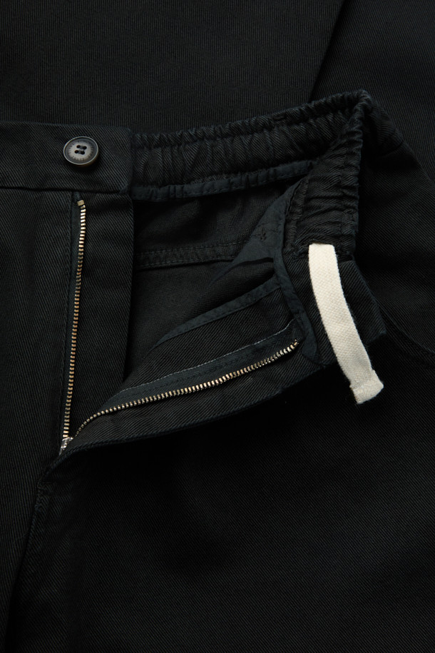 FIVER(파이버) 트윌 배기 팬츠는 캐주얼, 미니멀, 클래식 스타일을 즐겨 입는 분들을 위한 데일리 팬츠입니다. 탄탄한 면 소재로 제작되어 편안한 착용감을 선사하며, 허벅지 부분은 여유 있고 밑단으로 갈수록 좁아지는 배기핏으로 트렌디한 실루엣을 연출합니다. 허리 스트링과 웨이스트 밴딩으로 편안함을 더했으며, 원턱 디자인과 스트레치성이 우수한 소재로 활동성을 높였습니다. 블랙 컬러의 무지 디자인으로 출근룩, 데이트룩 등 다양한 TPO에 활용 가능하며, 사이드 및 힙 포켓, 버튼/지퍼 여밈 디테일로 실용성을 더했습니다.
