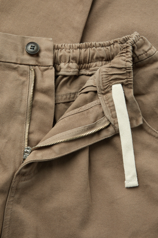 FIVER(파이버) 트윌 배기 팬츠는 캐주얼, 미니멀, 클래식 스타일을 아우르는 바지입니다. 면 소재로 제작되어 탄탄한 촉감을 자랑하며, 봄, 가을에 착용하기 좋습니다. 베이지, 카키 두 가지 색상으로 출시되어 일상 및 캐주얼 룩에 활용하기 좋으며, 출근룩으로도 손색없습니다. 루즈핏의 배기 디자인으로 편안함을 더하고, 원턱 디테일과 허리 스트링, 웨이스트 밴딩으로 활동성을 높였습니다. 힙 포켓과 사이드 포켓, 버튼/지퍼 여밈으로 실용성을 강조한 제품입니다.
