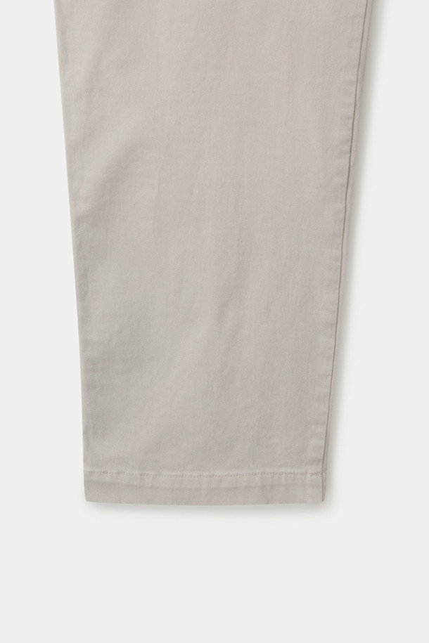 **CROSSLEY(크로슬리) 다잉 팬츠**는 편안한 착용감의 데일리 팬츠입니다. 베이지 컬러에 면과 스판덱스 혼방 소재로 제작되어 활동성을 높였습니다. 허리에는 밴딩과 스트링을 적용하여 편안함을 더했으며, 양옆과 힙 부분에 포켓이 있어 실용적입니다. 무지 디자인의 스트레이트 핏으로 캐주얼하고 미니멀한 스타일을 연출하기 좋습니다. 동네 마실룩에 완벽하게 어울리는 아이템입니다.
