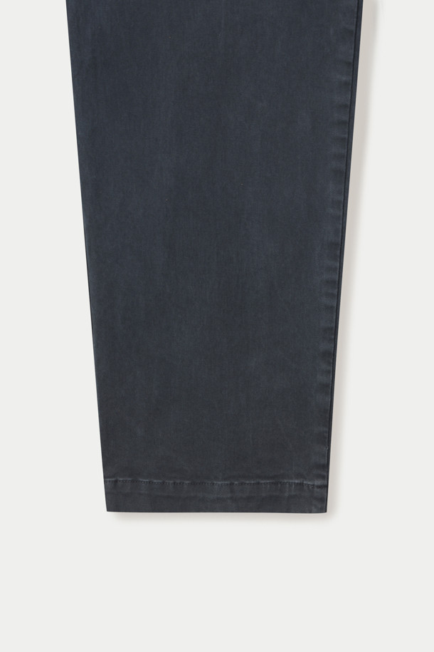 CROSSLEY(크로슬리) 다잉 팬츠는 편안한 데일리룩을 위한 캐주얼 스타일의 긴 바지입니다. 네이비 컬러의 무지 디자인으로, 면과 스판덱스 혼방 소재를 사용하여 부드러운 착용감을 제공합니다. 허리 부분은 밴딩 처리와 스트링으로 조절 가능하며, 양옆과 힙 포켓으로 실용성을 더했습니다. 스트레이트 핏으로 제작되어 활동성을 높였으며, 동네 마실룩이나 미니멀한 스타일을 연출하기에 좋습니다. 버튼과 지퍼로 여밈 처리가 되어 있습니다.
