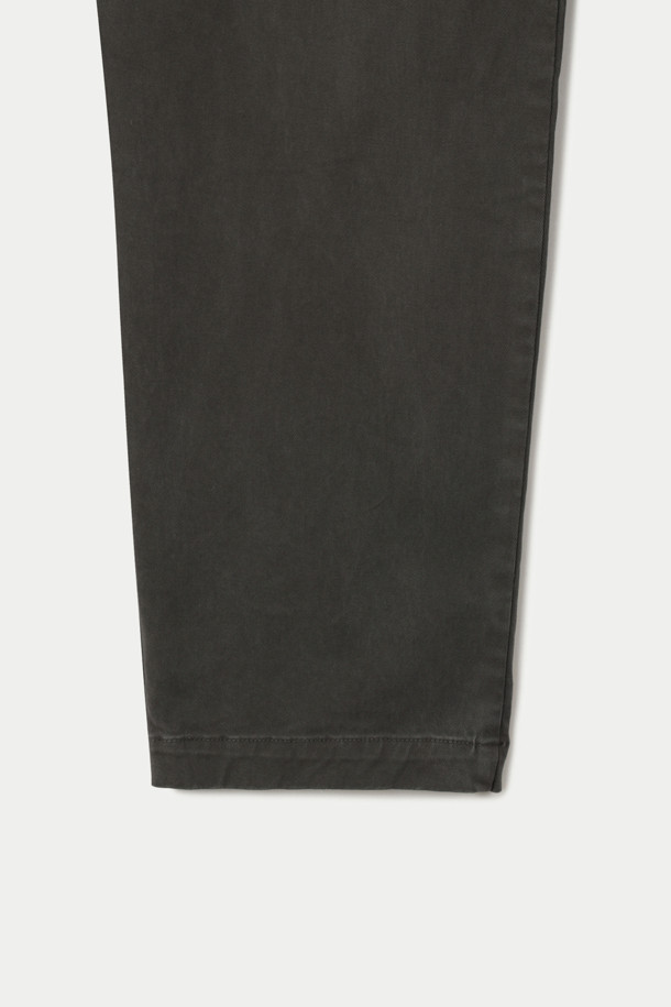 CROSSLEY(크로슬리) 다잉 팬츠는 가먼트 다잉 기법으로 제작되어 자연스러운 컬러감을 자랑합니다. 코튼과 스판덱스 혼방 소재로 제작되어 편안한 착용감을 선사하며, 밴딩 허리와 스트링으로 허리 사이즈를 조절할 수 있습니다. 스트레이트 핏으로 어떤 스타일에도 잘 어울리며, 데일리룩과 산책룩 등 TPO에 구애받지 않고 활용 가능합니다. 양옆 포켓과 힙 포켓으로 실용성을 더한 캐주얼 스타일의 긴 바지입니다.
