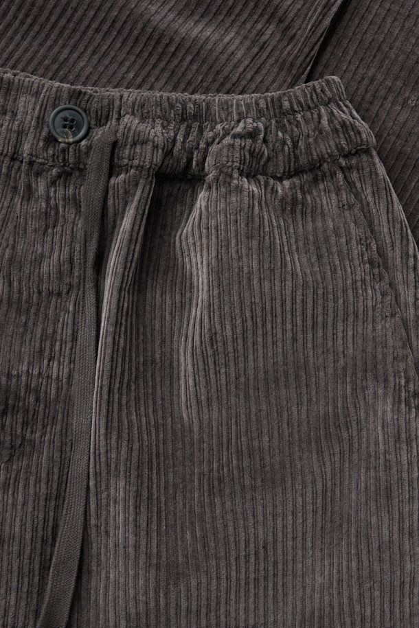 CROSSLEY(크로슬리) 코듀로이 팬츠는 가을과 겨울에 따뜻하게 입을 수 있는 남녀 공용 바지입니다. 부드러운 코듀로이 소재와 스판덱스의 혼방으로 편안한 착용감을 선사하며, 베이직하고 캐주얼한 스타일을 연출합니다. 허리 밴딩과 스트링 디테일로 활동성을 높이고, 스트레이트 핏으로 깔끔한 실루엣을 완성합니다. 톤 다운된 그레이 컬러와 무지 디자인으로 다양한 상의와 쉽게 매치할 수 있으며, 출근룩과 모임룩 등 폭넓게 활용 가능합니다. 양옆 포켓과 힙 포켓으로 실용성을 더했습니다.
