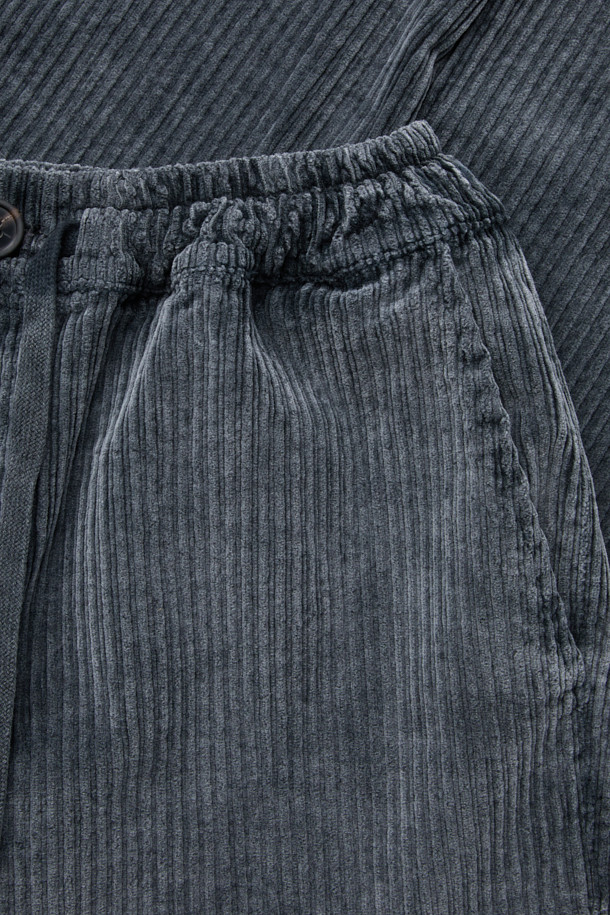 CROSSLEY(크로슬리) 코듀로이 팬츠는 가을, 겨울 시즌을 위한 베이직하고 캐주얼한 스타일의 긴 바지입니다. 부드러운 촉감의 코듀로이와 스판덱스 혼방 소재로 제작되어 편안한 착용감을 선사합니다. 톤 다운된 네이비 컬러에 무지 디자인으로, 출근룩과 모임룩 등 다양한 TPO에 활용 가능합니다. 스트레이트핏으로 다리가 길어 보이는 효과를 주며, 밴딩 허리와 스트링 디테일로 활동성을 더했습니다. 양옆 포켓과 힙 포켓, 버튼과 지퍼 여밈으로 실용성을 높인 두꺼운 두께감의 코듀로이 팬츠입니다.
