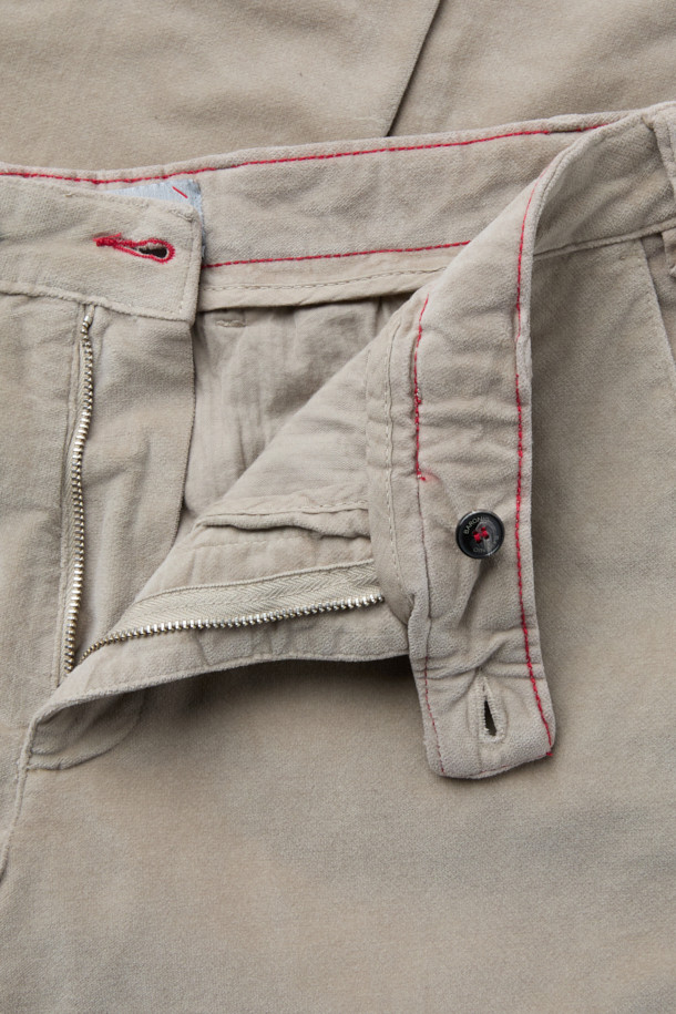 BARONIO(바르니오) 소프트 패브릭 팬츠는 부드러운 촉감의 면, 코듀로이, 엘라스틴 혼방 소재로 제작되어 가을, 겨울 시즌에 적합한 치노 팬츠입니다. 스트레이트핏으로 클래식하고 캐주얼한 스타일을 연출하며, 출근룩이나 비즈니스 캐주얼에 활용하기 좋습니다. 안감 기모 처리와 두꺼운 두께감으로 보온성을 높였으며, 신축성이 있어 편안한 착용감을 제공합니다. 베이지 컬러에 무지 디자인으로 어떤 상의와도 매치하기 용이하며, 사이드 포켓, 힙 포켓, 다트 디테일, 시그니처 라벨, 걸이용 고리 등의 특징을 갖추었습니다.
