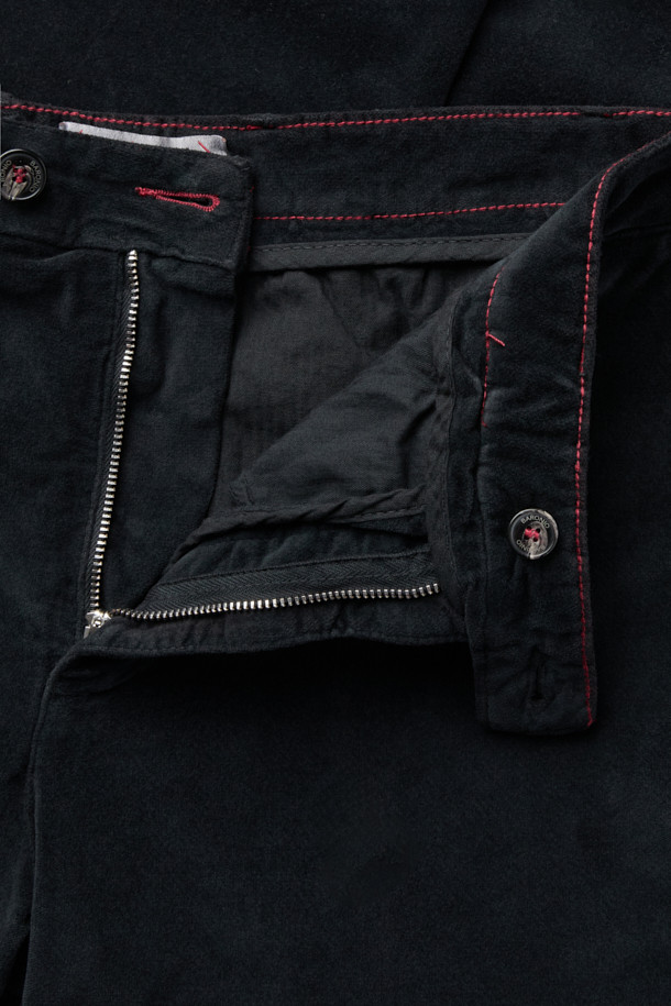 바르니오 소프트 패브릭 팬츠는 부드러운 촉감의 코듀로이, 면, 엘라스틴 혼방 소재로 제작되어 편안한 착용감을 선사합니다. 블랙 컬러의 무지 디자인에 스트레이트 핏으로, 클래식과 캐주얼 스타일을 모두 소화할 수 있습니다. 안감 기모 처리로 겨울철에도 따뜻하게 입을 수 있으며, 신축성 있는 소재로 활동성을 높였습니다. 출근룩과 비즈니스 캐주얼에 적합하며, 포켓, 다트 디테일과 시그니처 라벨, 걸이용 고리 등 섬세한 디테일이 돋보입니다. 
