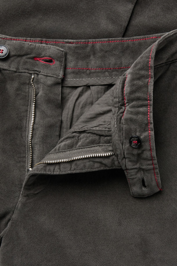 BARONIO(바르니오) 소프트 패브릭 팬츠는 부드러운 촉감의 코듀로이, 면, 엘라스틴 혼방 소재로 제작되어 겨울철 보온성을 제공합니다. 스트레이트 핏과 두꺼운 두께, 무지 디자인으로 클래식과 캐주얼 스타일을 모두 소화하며, 출근룩과 비즈니스 캐주얼에 적합합니다. 포켓 디테일과 엉덩이 다트, 시그니처 라벨, 걸이용 고리 디테일이 돋보이며, 스트레이트핏으로 편안한 착용감을 선사합니다. 미니멀한 스타일을 선호하는 분들께 추천하는 아이템입니다.
