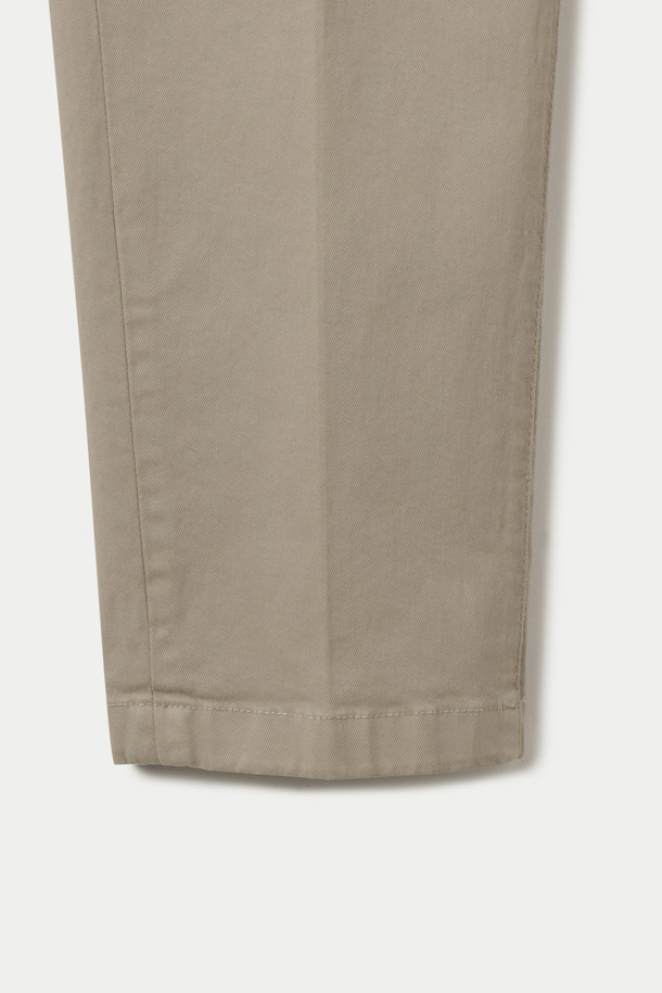 BARONIO(바로니오) 워싱 치노 팬츠는 가을에 어울리는 베이지 컬러의 스트레이트핏 치노 팬츠입니다. 면 소재로 제작되어 부드러운 촉감을 선사하며, 가먼트 워싱 처리로 자연스러운 멋을 더했습니다. 얇은 두께감으로 편안한 착용감을 제공하며, 일상, 출근룩, 비즈니스 캐주얼, 가을 나들이룩 등 다양한 TPO에 활용하기 좋습니다. 클래식, 미니멀, 캐주얼 스타일을 즐기는 분들께 추천하며, 사이드 포켓, 힙 포켓, 다트 디테일, 시그니처 포인트 라벨, 걸이용 고리 등의 디테일이 돋보입니다.
