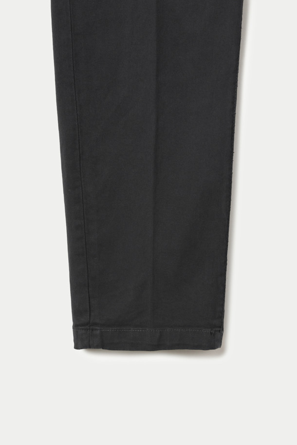 BARONIO(바르니오) 워싱 치노 팬츠는 클래식하고 베이직한 스타일을 추구하는 남성분들을 위한 제품입니다. 초가을에 적합하며, 출근룩 및 비즈니스 캐주얼에 활용하기 좋습니다. 블랙 컬러의 무지 디자인으로, 스트레이트 핏과 얇은 두께감으로 편안한 착용감을 선사합니다. 면 소재에 가먼트 워싱 처리를 더하여 자연스러운 멋을 살렸으며, 스트레치성 있는 소재로 활동성 또한 보장합니다. 사이드 포켓, 힙 포켓, 다트 디테일이 돋보이는 이 치노 팬츠는 단독 세탁을 권장합니다.
