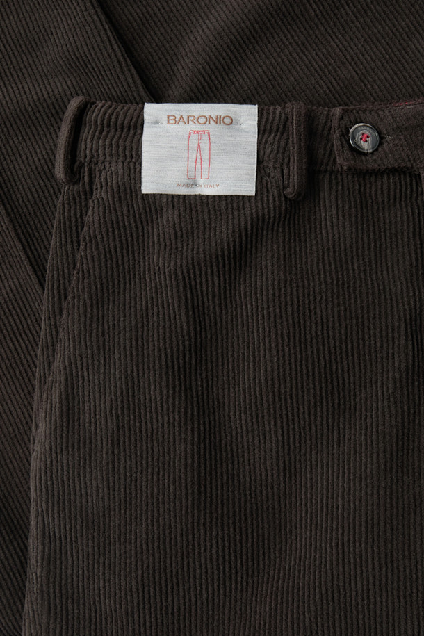 **바로니오 코듀로이 치노 팬츠**는 가을, 겨울 시즌에 어울리는 클래식 스타일의 남성용 바지입니다. 촘촘한 코듀로이 소재에 면, 스판덱스를 혼방하여 부드러운 촉감과 편안한 착용감을 제공하며, 기모 안감으로 보온성을 더했습니다. 레귤러핏으로 제작되었으며, 스트레이트 핏으로 떨어지는 깔끔한 실루엣을 연출합니다. 출근룩과 비즈니스 캐주얼에 적합하며, 무지 디자인과 다양한 디테일(포인트 라벨, 입술 포켓, 사이드 포켓, 다트)을 더해 미니멀하면서도 세련된 스타일을 완성합니다.
