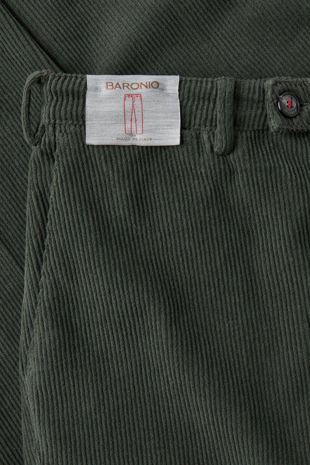 가을, 겨울 시즌에 어울리는 코듀로이 치노 팬츠입니다. 부드러운 촉감의 면, 코듀로이, 스판덱스 혼방 소재로 제작되어 편안한 착용감을 선사합니다. 베이직하고 캐주얼한 스타일로, 출근룩이나 모임룩 등 다양한 TPO에 활용 가능합니다. 그린 컬러의 무지 디자인에 스트레이트핏으로, 깔끔하고 미니멀한 스타일을 연출합니다. 입술포켓, 사이드포켓, 엉덩이 다트, 시그니처 포인트 라벨 디테일로 완성도를 높였습니다.
