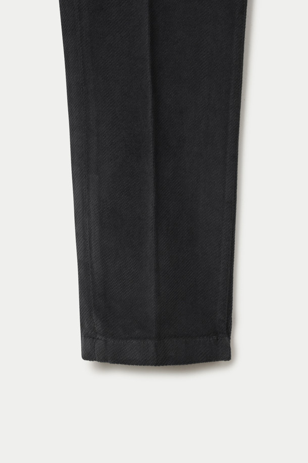 바르니오 트윌 코듀로이 팬츠는 가을과 겨울 시즌을 위한 스트레이트핏 코듀로이 팬츠입니다. 부드러운 촉감의 코듀로이, 면, 스판덱스 혼방 소재로 제작되어 편안한 착용감을 선사합니다. 안감 기모 처리로 보온성을 높였으며, 무지 디자인에 블랙 컬러로 어떤 스타일에도 잘 어울립니다. 엉덩이 입술 포켓, 사이드 포켓, 엉덩이 다트 디테일, 그리고 바르니오 시그니처 포인트 라벨이 특징입니다. 클래식, 미니멀, 캐주얼 스타일을 즐겨 입는 분들께 겨울 데일리룩, 출근룩, 모임룩으로 추천합니다.
