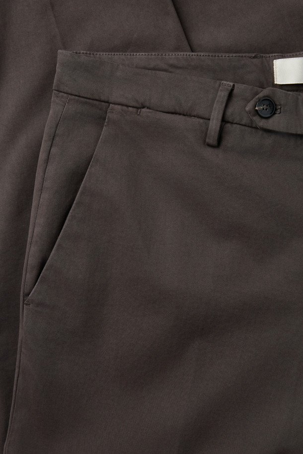 BRIGLIA(브리그리아) 워싱 나빌리오 팬츠는 캐주얼 스타일을 위한 원턱 스트레이트 팬츠입니다. 가먼트 다잉 처리로 자연스러운 색감과 부드러운 촉감을 선사하며, 이지핏 스트레이트 핏으로 편안한 착용감을 제공합니다. 코튼과 스판덱스 혼방 소재로 제작되어 신축성이 뛰어나 활동성이 좋으며, 산책이나 여행 시 편안하게 착용하기 좋습니다. 오프셋 버튼 잠금 방식으로 디자인되어 미니멀하면서도 클래식한 분위기를 연출합니다. 단독 세탁을 권장합니다.
