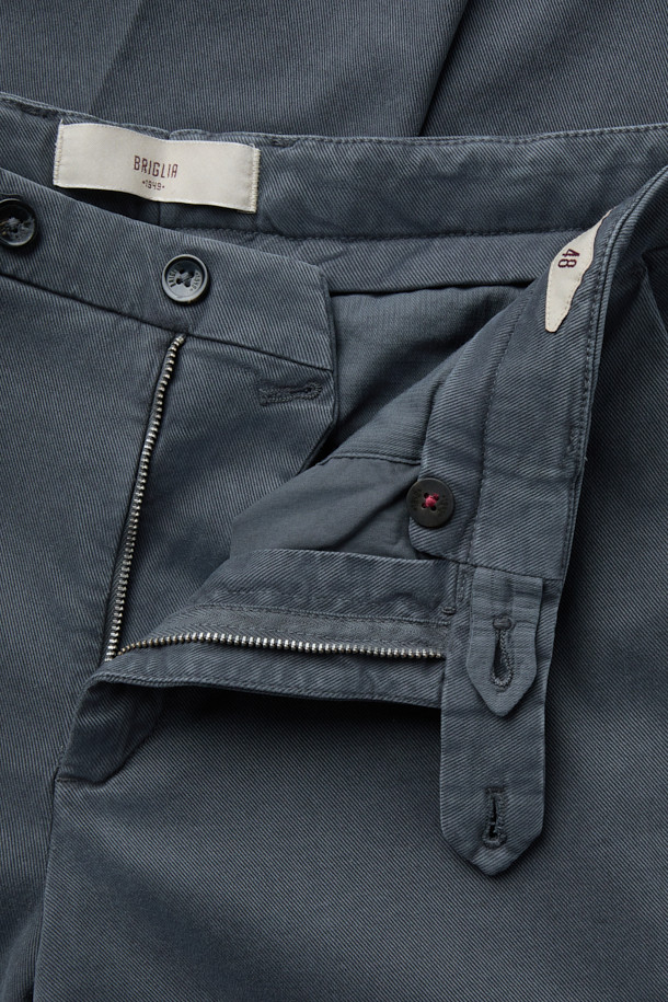 BRIGLIA(브리그리아) 트윌 나빌리오 팬츠는 캐주얼, 미니멀, 클래식 스타일을 아우르는 남성용 트윌 팬츠입니다. 그레이 컬러의 무지 디자인으로, 출근룩과 비즈니스 캐주얼에 적합합니다. 리오셀, 코튼, 스판덱스 혼방 소재로 제작되어 부드러운 촉감과 뛰어난 통기성, 흡습성, 신축성을 제공하며 편안한 이지핏을 선사합니다. 오프셋 버튼 잠금 방식으로 깔끔한 디자인을 완성했습니다. 사계절 내내 활용 가능한 실용적인 아이템입니다.

