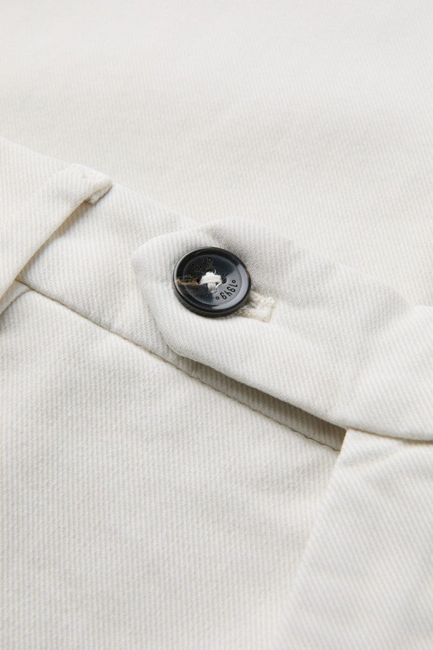 브리그리아 트윌 나빌리오 팬츠는 부드러운 촉감의 리오셀, 면, 스판덱스 혼방 소재로 제작되어 편안한 착용감을 선사합니다. 화이트 컬러의 무지 디자인과 이지핏 핏으로 캐주얼하고 미니멀한 스타일을 연출하기 좋습니다. 통기성과 흡습성이 뛰어나 봄, 여름철 일상복으로 활용하기 좋으며, 오프셋 버튼 잠금과 신축성으로 활동성을 더했습니다. 봄 소풍룩에 매치하여 세련된 스타일을 완성해보세요.
