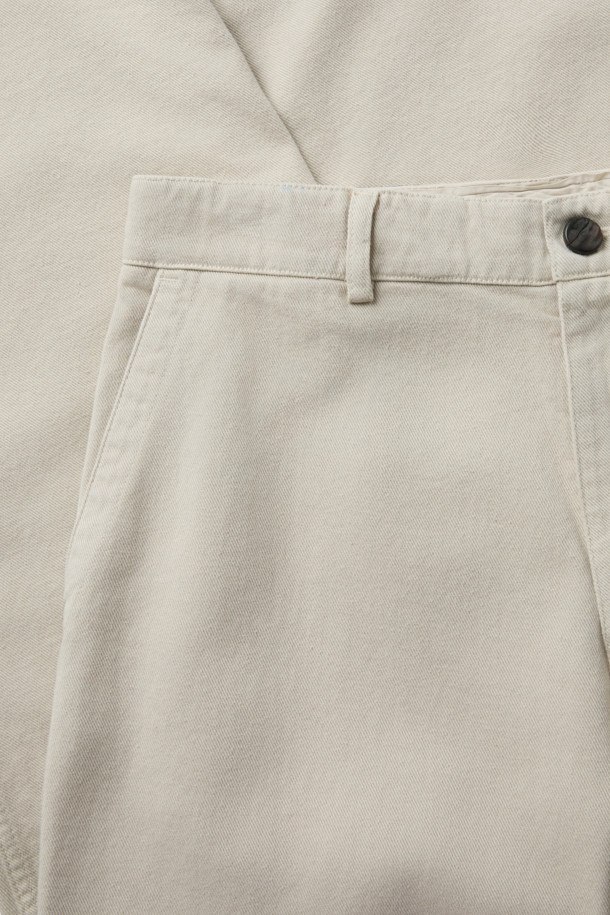 오리지널 빈티지 스타일 트윌 팬츠는 면 100% 소재로 제작되어 탄탄한 촉감을 자랑합니다. 클래식과 캐주얼 무드를 모두 연출할 수 있으며, 일상 및 출근룩, 데이트룩에 활용하기 좋습니다. 스트레이트 핏으로 제작되어 편안한 착용감을 선사하며, 화이트 컬러의 무지 디자인으로 어떤 상의와도 잘 어울립니다. 사선 조직의 트윌 소재와 밀도 높은 조직감으로 고급스러움을 더했으며, 신축성이 있어 활동성 또한 보장합니다.
